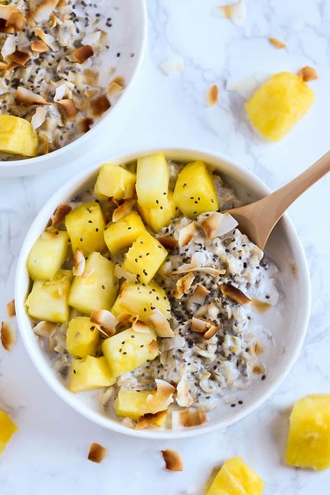 Pineapple Coconut Oatmeal Bowl – Emilie Eats Pineapple Recipes Healthy, Pineapple Breakfast, Vegan Gluten Free Breakfast, Winter Breakfast, Coconut Oatmeal, Tempeh Recipes, Vegan Oatmeal, Oatmeal Bowls, Pineapple Recipes