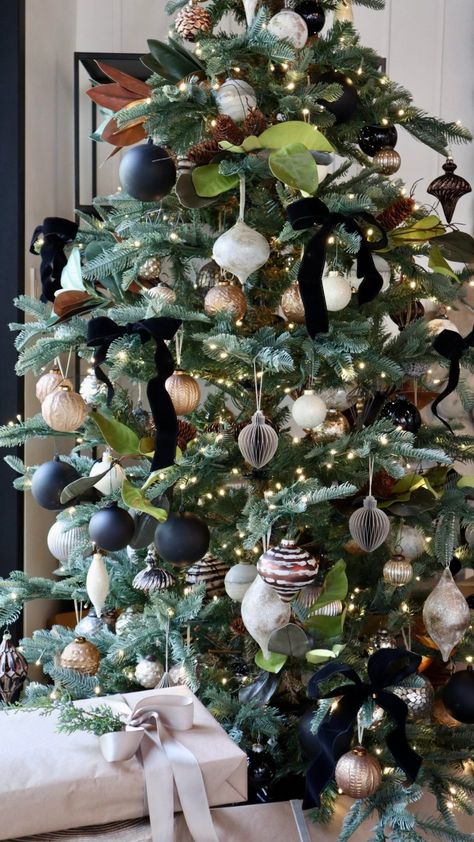 Elegant Woodland Christmas Tree, Woodland Christmas Tree Ideas, Christmas Trees 2023, Moody Christmas Tree, Christmas Tree Feathers, Designer Christmas Tree, Christmas Tree 2023, Decor Balls, Blue Decorations