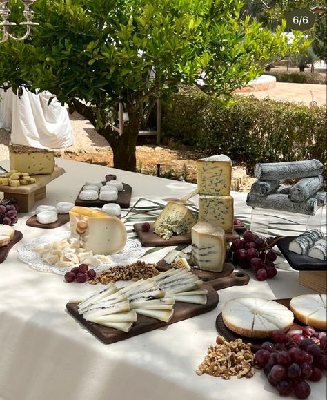 Classy Cheese Board, French Food Wedding, Minimal Cheese Board, Grazing Table Wedding Cocktail Hour, Fruit Tablescape Wedding, Wedding Cheese Table, Wedding Food Dinner, Pretty Cheese Board, Cheese Table Wedding