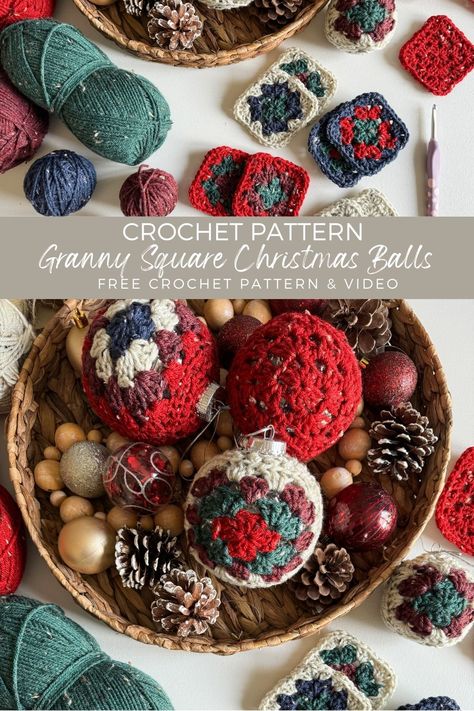 Create a charming Christmas Ornament with granny squares! Craft rustic and vintage cover clear plastic Christmas balls with the help of our tutorial and crochet pattern. You'll be sure to impress! Crochet Christmas Ornaments Free Pattern Granny Squares, Crochet Ornament Balls, Crochet Ornament Cover, Crochet Christmas Balls Pattern Free, Christmas Ball Crochet, Crochet Christmas Balls, Crochet Ornaments Free Pattern, Granny Square Christmas, Christmas Ornament Crochet