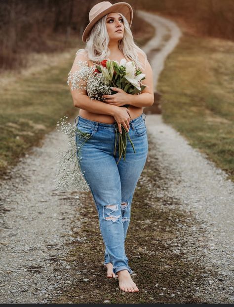 Plus Size Spring Photoshoot, Flower Top Session, Photoshoot Ideas Plus Size Women, Plus Size Flower Photoshoot, Plus Sized Photoshoot, Flower Bouquet Top Photoshoot, Outdoor Boudiour Ideas Plus Size, Photoshoot Plus Size Photography Poses, Curvy Photoshoot Ideas