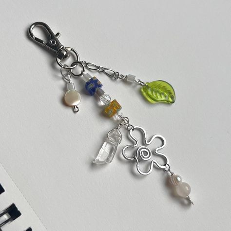 Cute Simple Keychain, Cute Charms For Keychains, Cute Handmade Keychains, Beaded Keychains Aesthetic, Cute Flower Charm Jewelry, Charms Keychain, Bead Key Chains Aesthetic, Beaded Key Chain, Leaf Beads