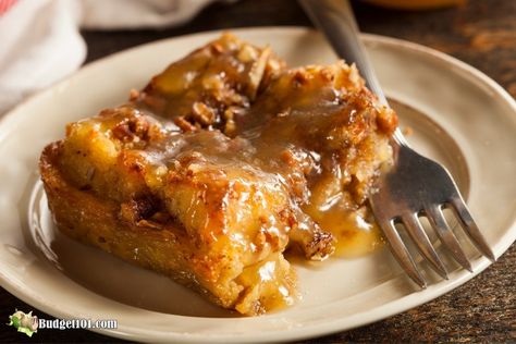 Sweet Potato Bread Pudding, Pecan Pie Bread, Easy Bread Pudding Recipe, Bourbon Bread Pudding, Easy Bread Pudding, Pecan Pie Bread Pudding, Bourbon Sweet Potatoes, Praline Sauce, Puding Roti