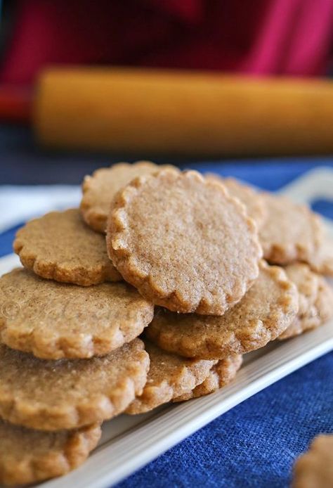 Homemade Biscoff cookies via Kleinworth & Co. Just like the storebought version with butter, cinnamon, and spices. #Biscoff #Biscoffcookies #homemadeBiscoffcookies Homemade Biscoff, Biscoff Cookie Recipe, Oatmeal Applesauce Cookies, Biscoff Recipes, Hp Sauce, Brown Sugar Recipes, Classic Peanut Butter Cookies, Butter Cinnamon, Cookie Recipe Ideas