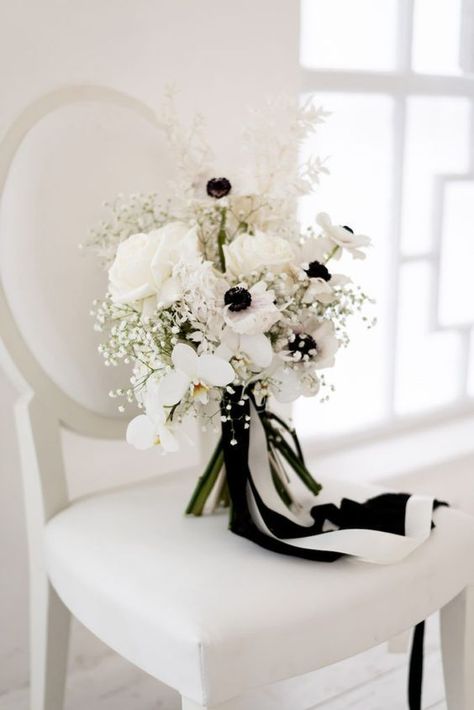 Black Wedding Flowers, Anemone Wedding, Black Bouquet, Monochrome Weddings, Black And White Wedding Theme, Nye Wedding, White Wedding Theme, Wedding Bouquets Bride, White Bridal Bouquet