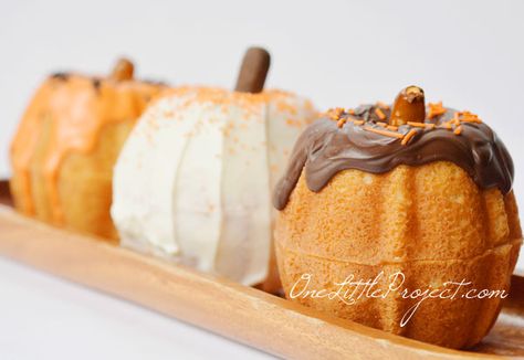 A tutorial with tons of photos, tips and directions for how to make mini bundt cake pumpkins. So adorable for an autumn party! Holiday Bites, Halloween Fingerfood, One Little Project, Mini Pineapple Upside Down Cakes, Delicious Halloween Treats, Thanksgiving Desserts Kids, Thanksgiving Cake, Fun Thanksgiving Desserts, Pumpkin Bundt Cake