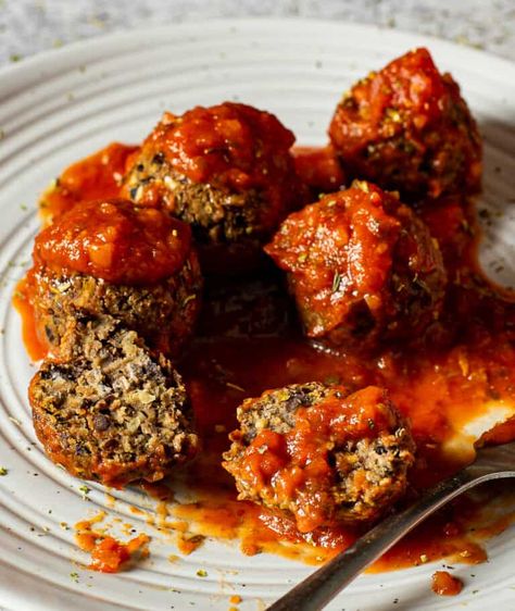 Easy Vegan Black Bean Meatballs are a delicious plant-based alternative to regular meatballs. Moist, savory, and perfect over pasta with marinara sauce. WFBP, oil-free, and easy! Black Bean Meatballs Vegan, Black Bean Balls, Black Bean Meatloaf, Seitan Meatballs, Pasta With Marinara Sauce, Black Bean Meatballs, Bean Meatballs, Mindful Meals, Vegan Gourmet