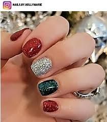 Christmas Nails Color Ideas, Christmas Gel Polish Nails, Christmas Party Nails Short, Christmas Gel Dip Nails, Short Dip Christmas Nails, Red And Green Dip Nails, Christmas Nails 2023 Short Simple, Christmas Nail Dip Ideas, Dip Powder Nails Christmas 2023