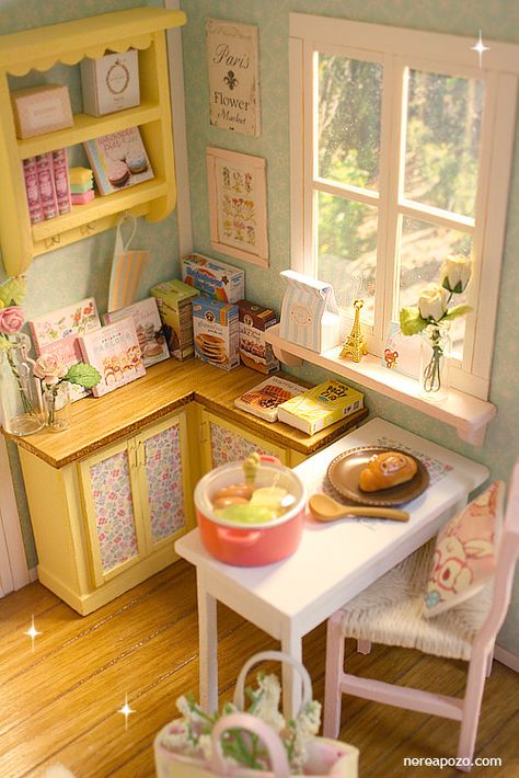 Colorful Dollhouse Ideas, Diy Dollhouse Dining Table, Pastel Cottage, Doll House Plans, Mini Doll House, Casa Vintage, Seni Dan Kraf, Dolls House Interiors, Kitchen And Dining Room