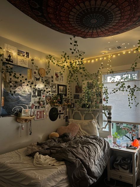 Room Ideas For Small Rooms Y2k, Clean Grunge Aesthetic Room, Room Ideas For Small Rooms Vintage, Dark Maxamilist Bedroom, Grunge Bedsheets, Masc Room, Goblin Core Bedroom Ideas, Grunge Bedroom Ideas, Hanging Fairy Lights