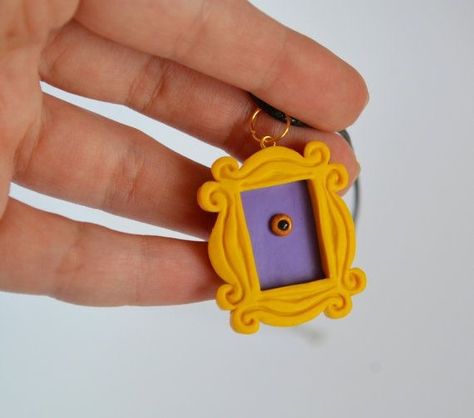 Tv Show Jewelry, Friends Frame, Yellow Frame, Cute Polymer Clay, Clay Jewelry Diy, Cute Clay, Clay Art Projects, Diy Clay Crafts, Polymer Clay Charms