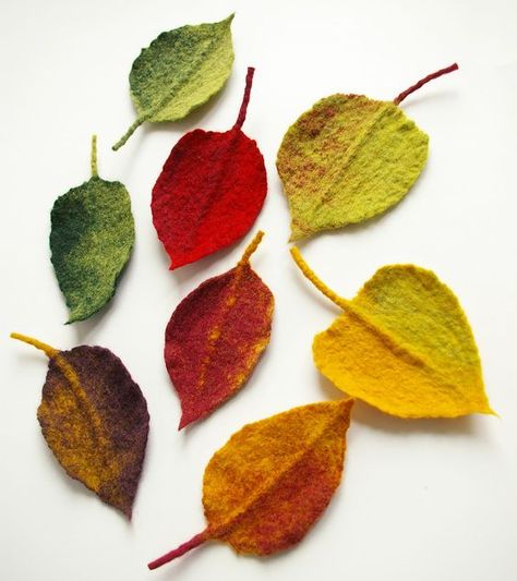 Autumn leaves - felted: Tovad Ull, Felt Leaves, Felt Jewelry, Wet Felt, Needle Felting Projects, Wool Projects, Felt Brooch, Wool Crafts, Textile Jewelry