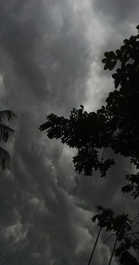 Baarish Aesthetic Pic, Fake Ig Stories Aesthetic, Rainy Clouds Snap, Rainy Day Snapchat Stories, Baarish Snap Story, Aesthetic Black Sky, Barish Pics Snapchat, Cloudy Rainy Sky Aesthetic, Rainy Clouds Photography