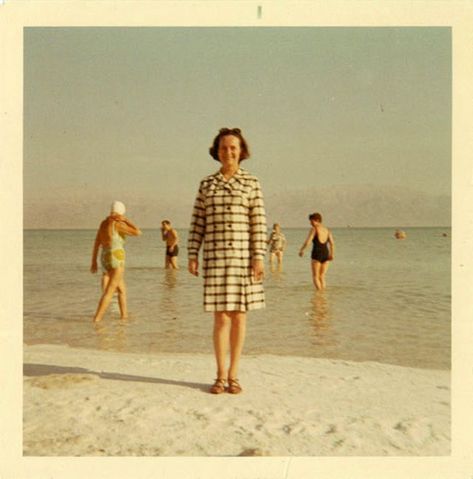 40 Old Snaps Show What People Often Did During Their '50s Summers ~ Vintage Everyday Vintage Polaroid, Retro Photo, Old Photographs, People Standing, Vintage Beach, Vintage Magazine, Retro Aesthetic, Vintage Pictures, Vintage Summer