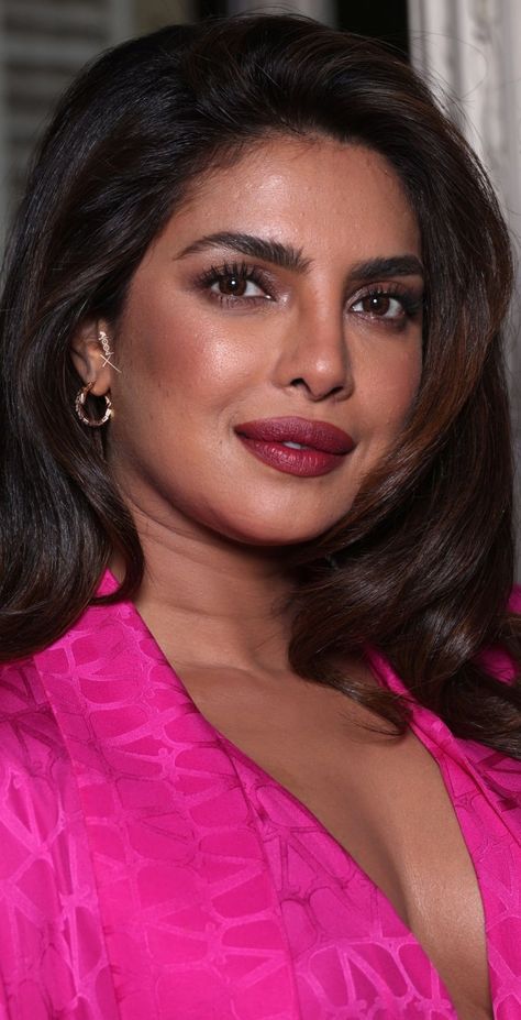 Priyanka Chopra Hair, Priyanka Chopra Makeup, Parneeti Chopra, Cute Blonde Guys, Dia Mirza, Diwali Greetings, Turkish Women Beautiful, Actress Images, Bollywood Outfits