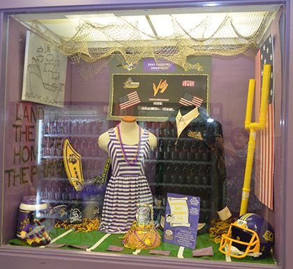 Homecoming Window Displays, College Store Display Ideas, School Spirit Store, Trophy Display Case, Homecoming Themes, School Display, Boutique Window, Trophy Display, Trophy Case