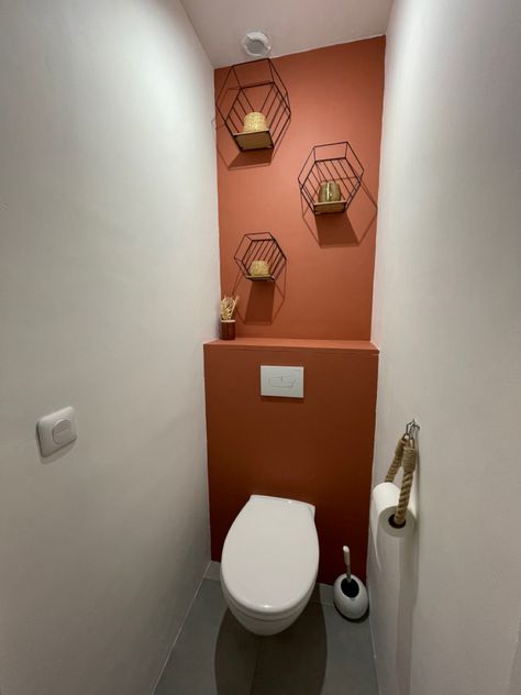 Orange Toilet Room, Orange Downstairs Toilet Ideas, Terracotta Toilet Room, Orange Toilet, Small Toilet Design, Wc Decoration, Wc Ideas, Bathroom Under Stairs, Wall Decorating Ideas