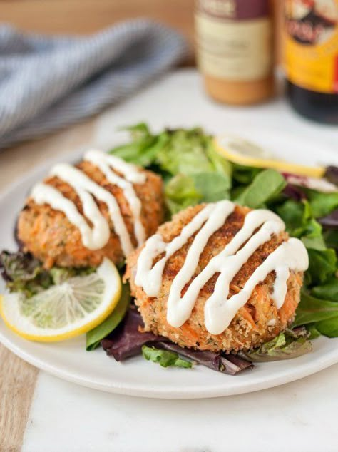 Fish cakes | the kitchn (Tip: Add sardines into a purée, they're a natural addition to almost any type of fish cake you want to whip up.) Sauce For Salmon Cakes, Cream Sauce For Salmon, Salmon Burger Sauce, Cake Sauce, Salmon Cake, Recipe Salmon, Garlic Sauce Recipe, Leftover Salmon, Sauce For Salmon