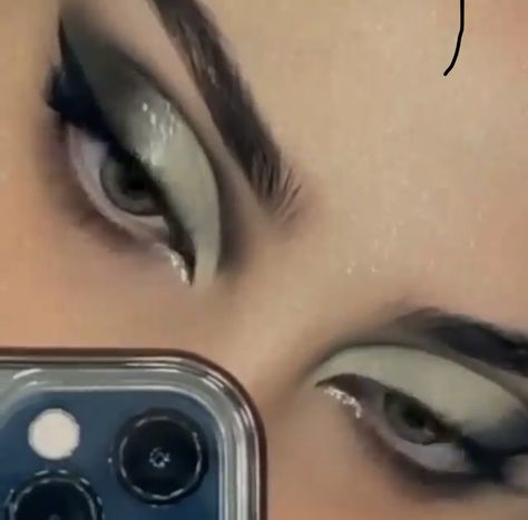 Grey Day Makeup, Silver Grey Eye Makeup, Silver Makeup Aesthetic, White Eyeshadow Aesthetic, White And Grey Eyeshadow, Grey Eyes Makeup, Gray Eyeshadow Looks, Dark Fem Makeup, Grey Makeup Looks