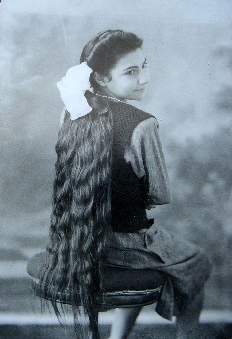 vintage everyday: 22 Amazing Portrait Photos of Iranian Women from between the 1920s and '50s 1950s Portrait, Ancient Iran, Women In Iran, Iran Air, Persian Women, Iran Pictures, Iranian Fashion, Rare Historical Photos, Iranian Women