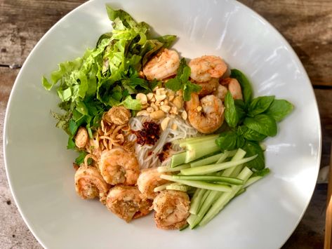 Shrimp Noodle Bowl, Lemongrass Shrimp, Low Carb Whole 30, Shrimp Noodles, Prawn Recipes, Meals At Home, Recipes Fish, Bowtie Pasta, Food Asian