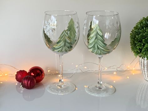 Winter Glass Painting, Christmas Painted Wine Glasses Diy, Holiday Painted Wine Glasses, Christmas Wine Glasses Diy Painted, Winter Wine Glass Painting, Wine Glass Painting Christmas, Christmas Wine Glass Painting, Christmas Glass Painting Ideas, Christmas Painted Wine Glasses