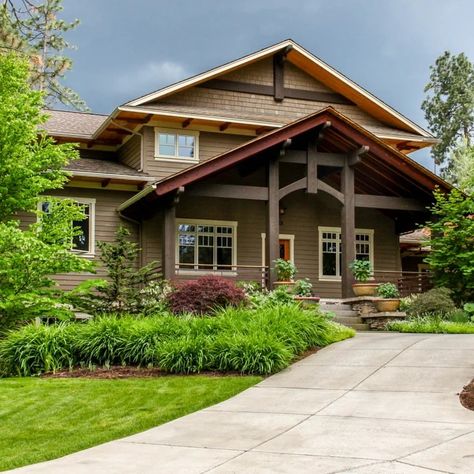 75 Craftsman Front Yard Landscaping Ideas You'll Love - August, 2024 | Houzz Traditional Craftsman Exterior, Craftsman Front Yard, Craftsmen Exteriors, Bungalow Front Yard, Craftsman Landscaping, Industrial Scandinavian, Farmhouse Transitional, Scandinavian Rustic, Rustic Coastal