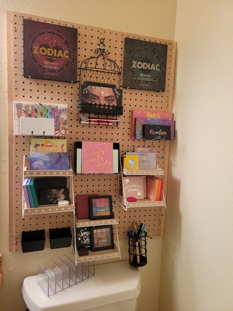 Pegboard Makeup Organization, Pegboard Vanity, Makeup Pegboard, Makeup Organization Ideas, Konmari Organizing, Makeup Desk, Malibu Barbie, Barbie Dream House, Neat And Tidy