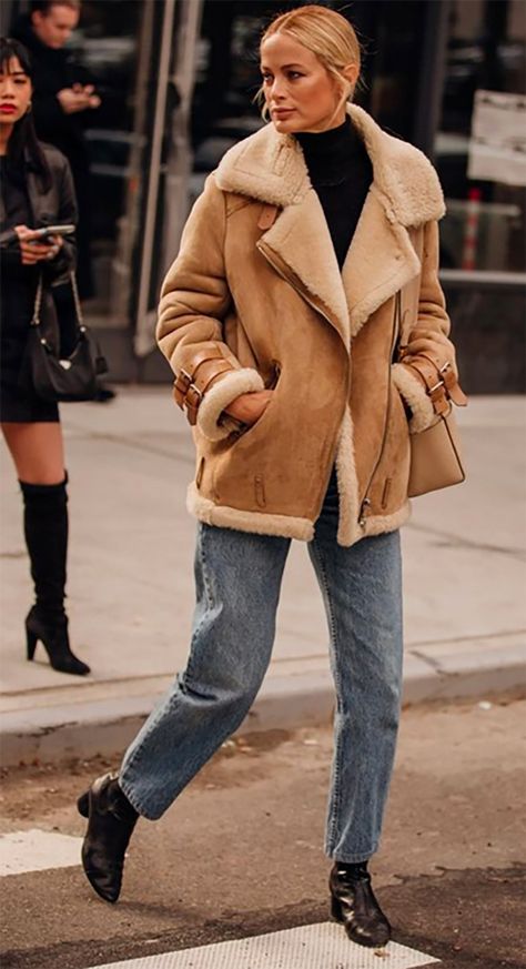 new york fashion week staple Shearling Jacket Outfit, Winter Streetwear Outfits, Le Catch, Sheepskin Coat, Looks Street Style, Coat Outfits, Mode Inspo, Shearling Jacket, Looks Style