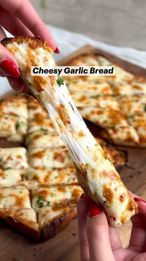 This easy cheesy garlic bread recipe is a must-have for your holiday dinner table. Whether you're hosting Thanksgiving or Christmas, this quick garlic bread made with soft Hawaiian rolls and plenty of cheese will impress your guests. It's the perfect side dish or appetizer to complement any meal. Enjoy this best-ever recipe for any festive occasion or simple family dinner. Check out the recipe at bakewithzoha.com Quick Easy Snacks Recipes, Hawaiian Roll Cheesy Garlic Bread, Easy Food To Make For Dinner, Dinner Ideas With Bread, Christmas Dinner Meals, Savoury Food Recipes, Food With Recipes, Simple Easy Snacks To Make, Simple Recipes Easy