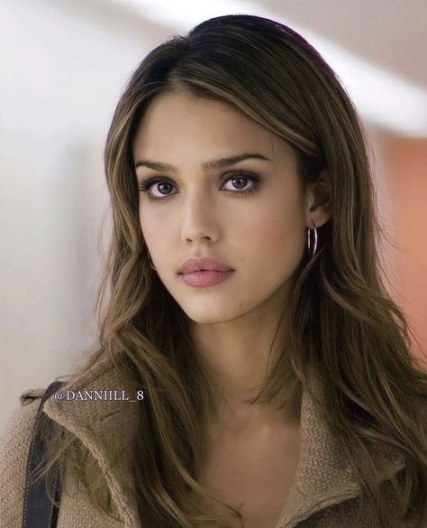 Jessica Alba Makeup Tutorial, Young Jessica Alba, Jessica Alba Casual, Brown Hair With Blonde Highlights, Makijaż Smokey Eye, Lip Fillers, Charlize Theron, Jessica Alba, Damon Salvatore