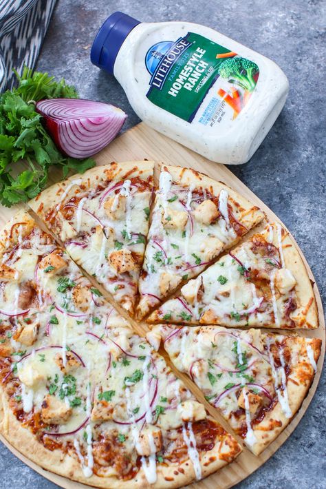 BBQ Chicken Ranch Pizza? Yes please! Get the recipe here! Chicken Ranch Pizza, Chicken Wing Seasoning, Wings At Home, Pizza Ranch, Ranch Pizza, Bbq Chicken Recipe, White Pizza Recipes, Crispy Baked Chicken Wings, Chicken Tostadas