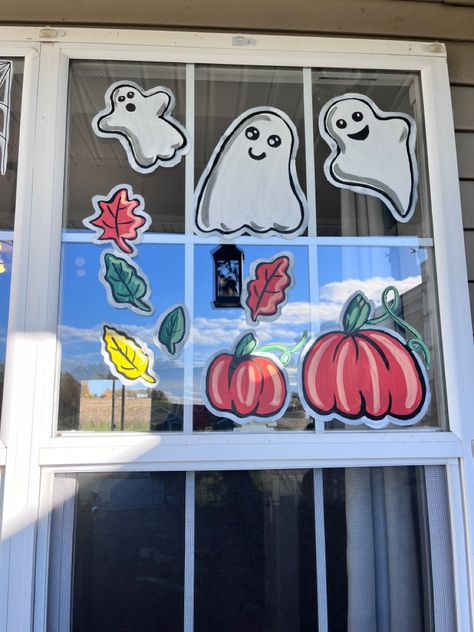 Halloween Inspired window painting with cute ghosts, pumpkins and fall leaves Ghost Window Display, Fall Window Painting Ideas Store, Ghost Window Painting, Fall Window Painting Ideas Easy, Pumpkin Window Painting, Halloween Window Drawing, Halloween Window Painting Ideas, Halloween Window Painting, Window Painting Ideas