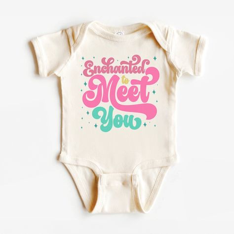 13 Best Taylor Swift Baby Gifts - Gifts for Swiftie Parents Essential Baby Items, Baby Taylor, Baby Announcement Pictures, Toddler Size Chart, Girl Onesies, Taylor Swift Fan, Pregnancy Reveals, Future Baby