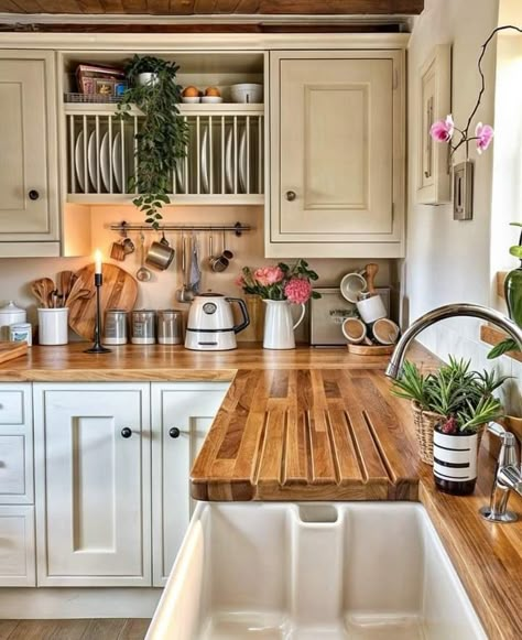 Tiny Cottage Kitchen, Cottage Core Kitchen, Casa Clean, Cottage Kitchens, Dream House Interior, Cottage Kitchen, Counter Tops, Dream House Decor, Ideas Kitchen