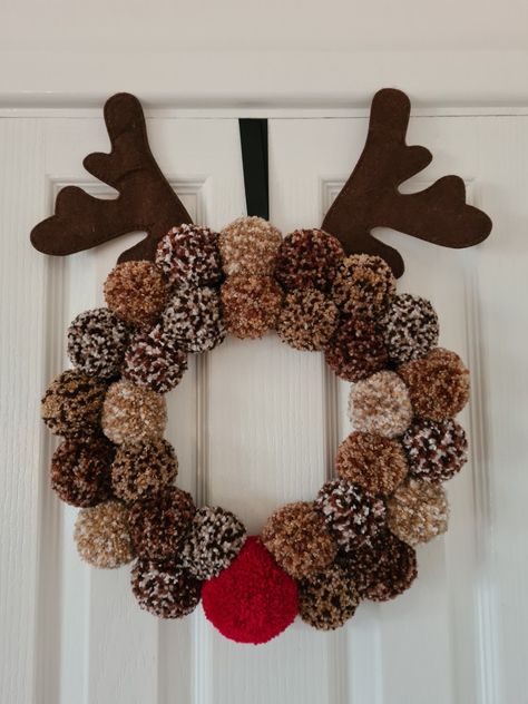 Advent Wreath For Door, Pom Pom Crafts To Sell, Diy Snowman Wreath, Advent Wreath Ideas, Pom Pom Christmas Wreath, Christmas Pom Pom Crafts, Julkransar Diy, Christmas Pom Pom, Noel Diy