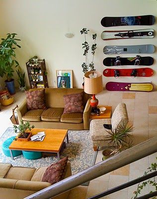 Hubs wants to wall mount his snowboard Snowboard Decor, Snowboard Storage, Cheap Wall Decor, Backyard House, Creative Walls, Garage Design, A Hill, Snowboards, New Apartment