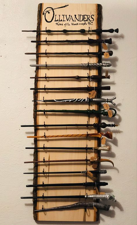 Wand Stand Diy Harry Potter, Harry Potter Wand Holder Diy, Wand Display Ideas, Homemade Wands Harry Potter, Wand Display Diy, Wand Holder Diy, Wand Holder Harry Potter, Homemade Wands, Harry Potter Wand Stand