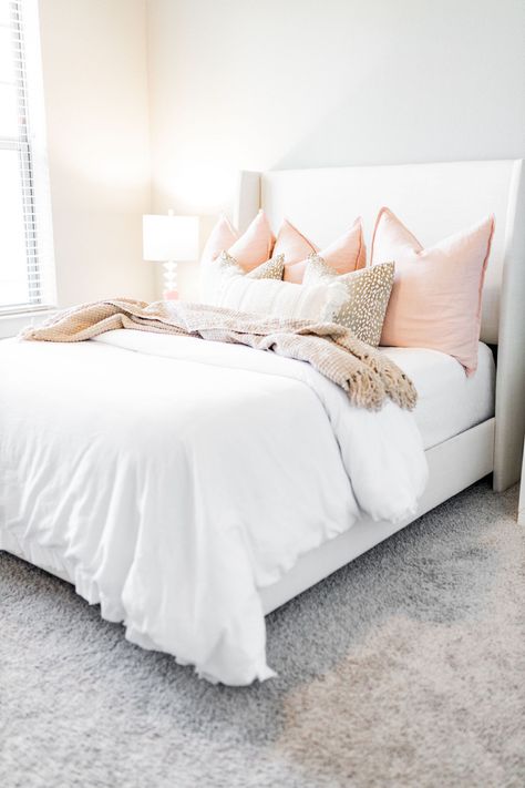 White And Light Pink Bedding, White Bed With Pink Pillows, White Cream Blush Bedroom, Neutral Room Pink Accents, White And Blush Bedding, Cream White And Pink Bedroom, Blush Pink Bedding Ideas, White Bedding Pink Accents, Pink Bed Pillow Arrangement