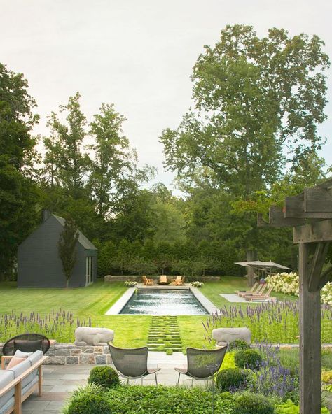 Garden With Small Pool, Small Backyard Water Feature, Small Pool Design Ideas, East Hampton Houses, Pool House Design, Clubhouse Design, Hamptons Cottage, Dipping Pool, Pool Design Ideas