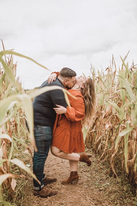 Pumpkin Patch Wedding Photos, Couples Fall Photoshoot Outfits Plus Size, Engagement Photoshoot Plus Size, Plus Size Fall Family Photos, Corn Maze Photoshoot Couple, Corn Maze Couple Pictures, Engagement Photos Pumpkin Patch, Couple Picture Ideas Plus Size, Pumpkin Engagement Photos