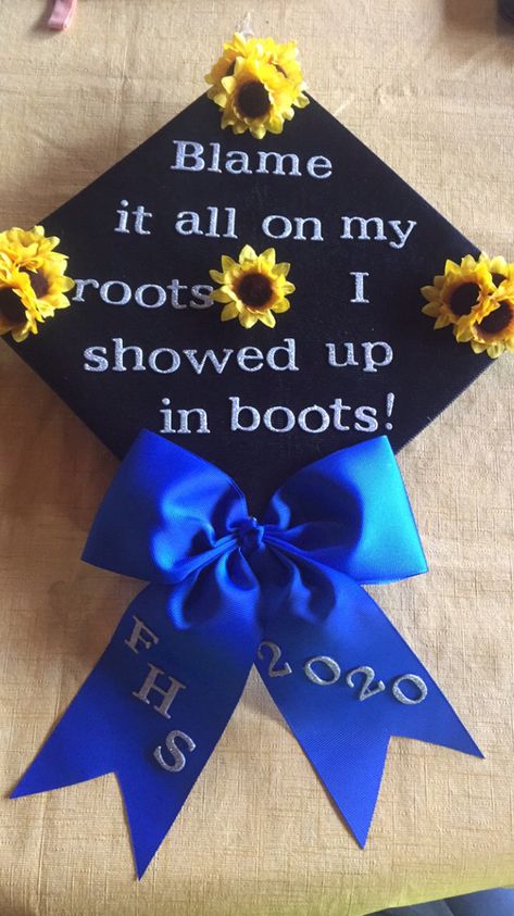 Southern Graduation Caps, Ffa Graduation Cap Ideas, Country Graduation Cap Designs, Country Grad Cap Ideas, Country Music Graduation Cap, Horse Graduation Cap Ideas, Ffa Graduation Cap, Grad Cap Ideas Agriculture, Country Graduation Cap