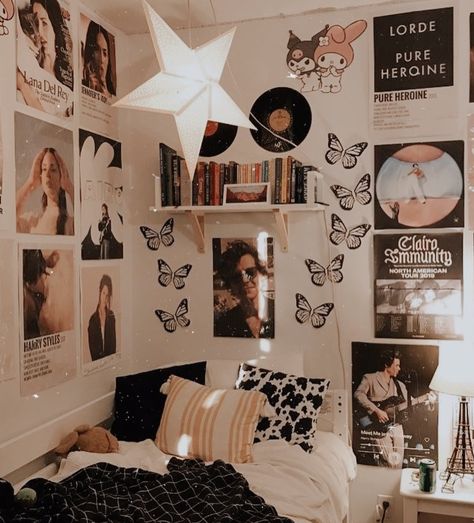 Aesthetic Harry Styles Room, Room Ideas Aesthetic Harry Styles, Aesthetic Book Room Decor, Harry Styles Wall Decor Aesthetic, Tumblr Rooms Aesthetic, Harry Room Decor, Harry Styles Bedroom Decor, Harry Styles Room Decor Ideas, Room Ideas Harry Styles