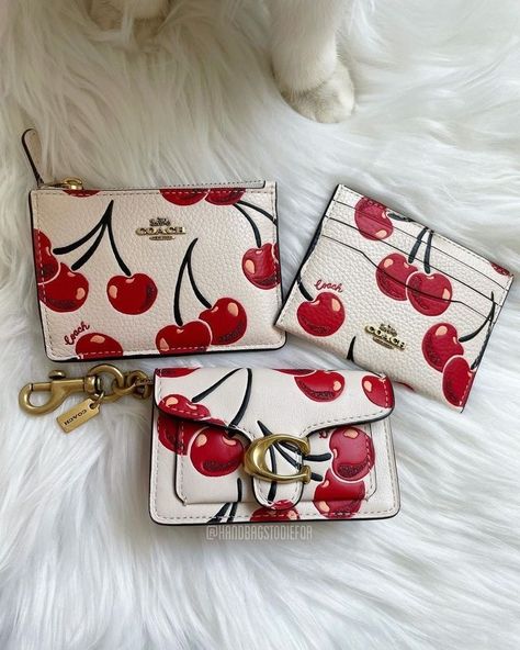 Coach Wallets, Pretty Tote Bags, My Style Bags, Luxury Bags Collection, Purse Essentials, Handbag Essentials, Cute Wallets, Girly Bags, Luxury Purses