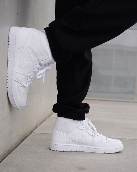 Ugur | Creator - Fashion on Instagram: “Jordan 1 Mid - Triple White 🤍🤍 . . . . #jordan1 #jordan1mid #hypebeaststyle #complexsneakers #sneaker #nikewaffleracer #sneakerfreaker…” White Jordan 1 Outfit Men, Jordan 1 White Outfit, White Jordans Outfit, Jordan 1 Outfit Men, Nike Waffle Racer, Jordan Mid, Jordan 1 Outfit, Hypebeast Style, Jordan Outfit