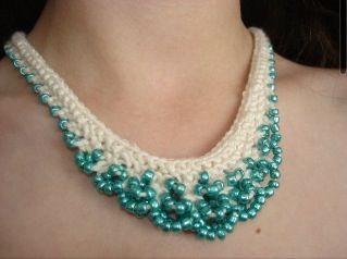 Colar de #croche com miçangas, super fashion! #acessorios #CoatsCorrente Crochet Necklace Tutorial, Crochet Jewelry Necklace, Crochet Necklace Pattern, Crochet Jewlery, Necklace With Beads, Beautiful Beaded Necklaces, Crocheted Jewelry, Knitted Necklace, Bead Knit