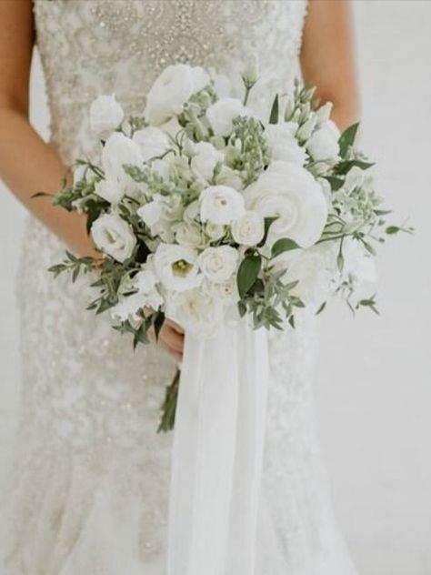 Bridal Bouquet Fresh Flowers, Lisianthus Wedding Bouquet, Bridal Bouquet Modern, Organic Bridal Bouquet, Bouquet Ranunculus, Lisianthus Bouquet, Classic Bridal Bouquet, Classy Weddings, Bridesmaid Suits