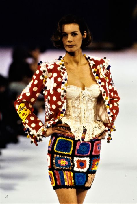 Moschino Spring 1994 Ready-to-Wear Fashion Show - Vogue Moschino 1990, Moschino 2022, 90s Catwalk, Moschino 90s, Moschino Runway, Chic Closet, Franco Moschino, White Desert, 90s Runway Fashion