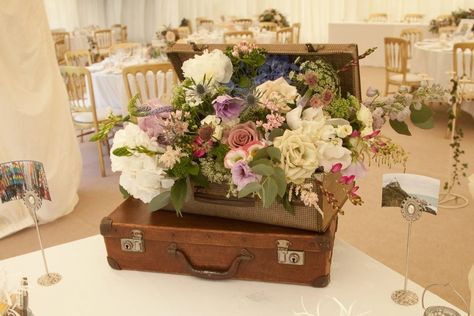 Beautiful flowers Vintage Wedding Flowers, Travel Vintage, Vintage Suitcases, Travel Theme Wedding, Vintage Suitcase, Wedding Vintage, Flower Centerpieces Wedding, Card Box Wedding, Table Arrangements