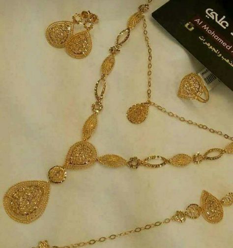 Saudi Gold Jewellery Design, Saudi Design, Unique Gold Jewelry Designs, New Gold Jewellery Designs, Bridal Jewelry Vintage, Fancy Jewelry Necklace, Beautiful Gold Necklaces, Crochet Cable, Jewelry Set Design